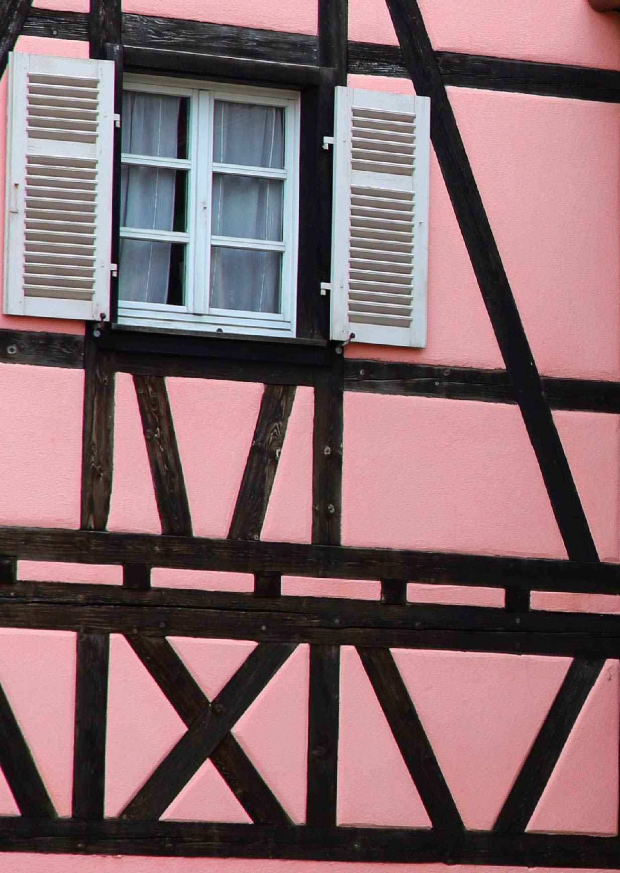 maison alsacienne colombage et mur rose
